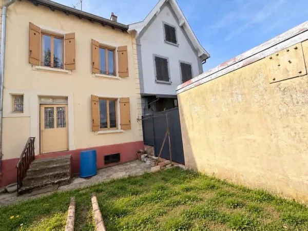 Maison de ville avec jardin sur Dornach
