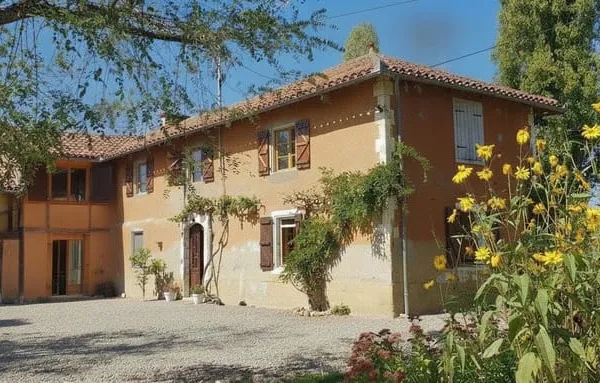 À vendre, proche de Mirande (Gers) : belle maison Gasconne rénovée avec 4 chambres, terrasse/balcon,