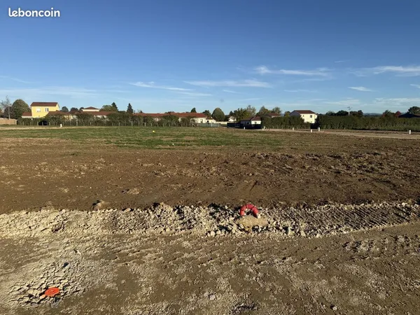Terrain à bâtir de 860 m² à DOMPIERRE-SUR-VEYLE (01)