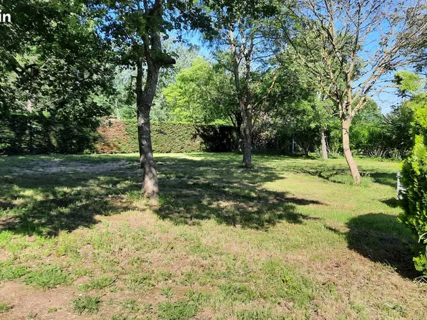 Robion tres beau terrain a batir 1000 m2
