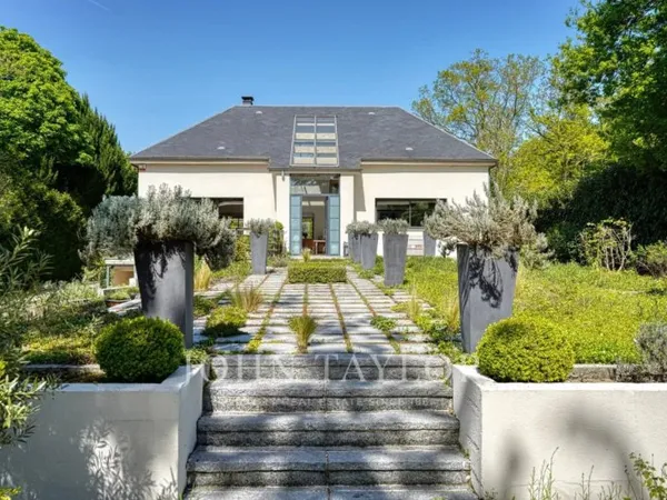 Maison contemporaine au sein d'un d'un domaine privé