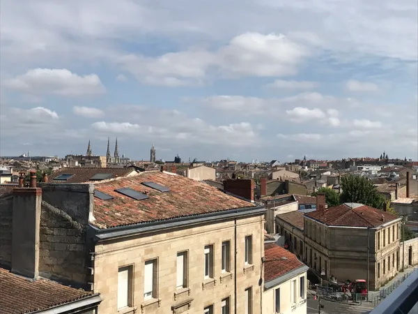Loue T3 duplex refait à neuf avec parking de 65m² - Tram B Bergonié / St Nicolas