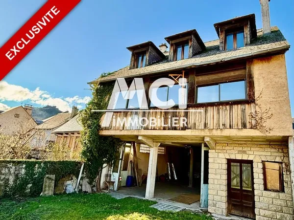 Exclusivité Mci Immobilier Maison centre ville d'Espalion ( beaucoup de possibilité )