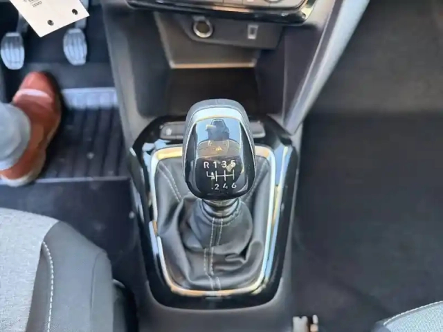 Opel Corsa 1.2 turbo 100 ch bvm6 — photo 36