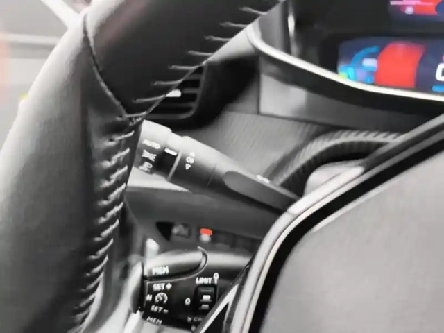 Peugeot 2008 puretech 100 s&amp;s bvm6 allure — photo 17