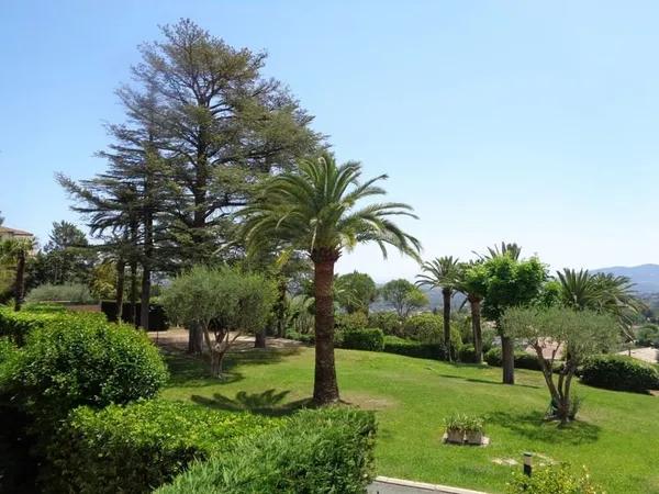 GRASSE, Saint-Jacques, En Rez de jardin Appartement 3 Pièces, Te