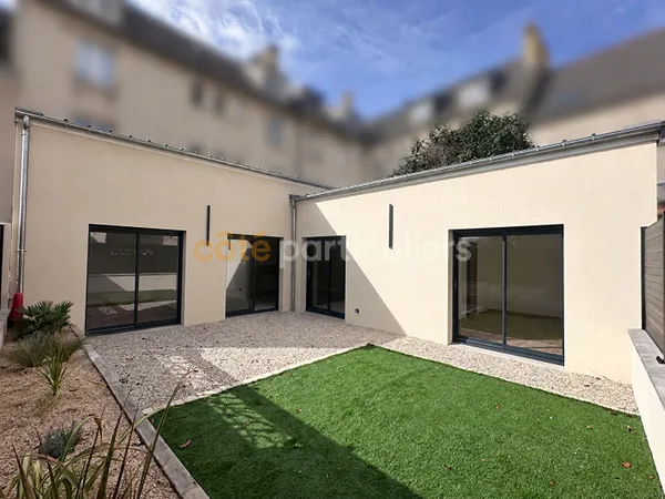 SAINT-LÔ - MAISON DE VILLE CONTEMPORAINE DE PLAIN-PIED AVEC JARDIN PRIVATIF