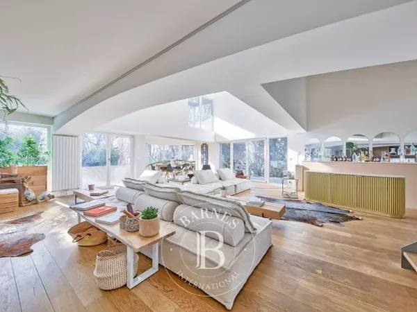 Jouy-en-Josas - Propriété de 700 m² sur un terrain de 6000 m² - Piscine