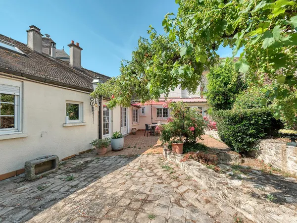 Maison de caractère avec cour paysagée au coeur d'un village historique