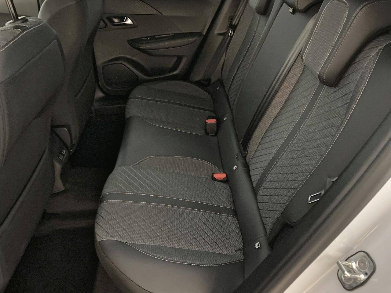 Peugeot 2008 hybrid 145 ch e-dcs6 allure — photo 10