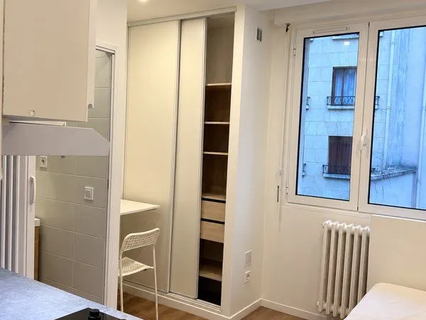 Studette Saint Mandé 680 charges comprises