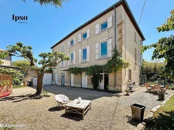 Maison 8 pièces 310 m²