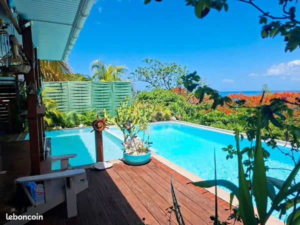 VILLA T4 151 m² avec piscine, bungalow et belle vue sur la mer