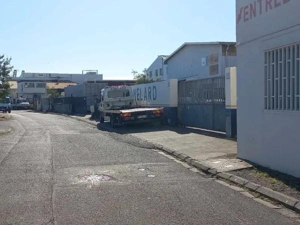 A LOUER : LOCAL PROFESSIONNEL AU PORT