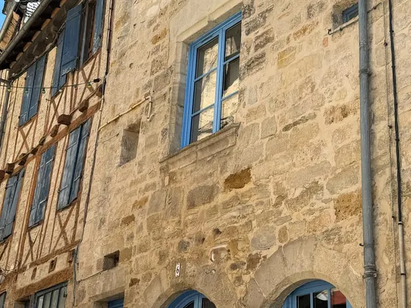 MAISON DE CARACTERE DANS LE CENTRE HISTORIQUE