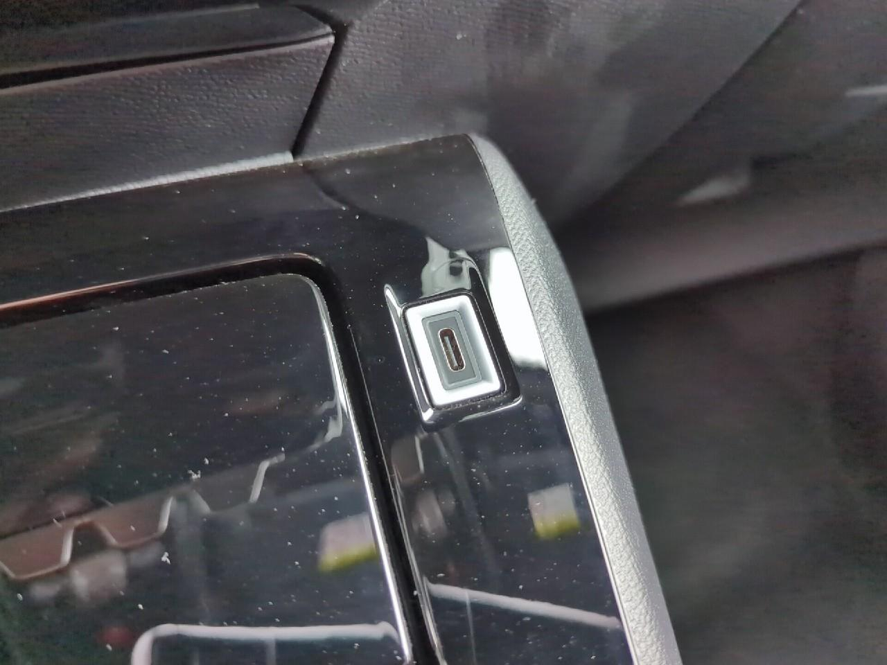 Peugeot 2008 hybrid 145 ch e-dcs6 allure — photo 24