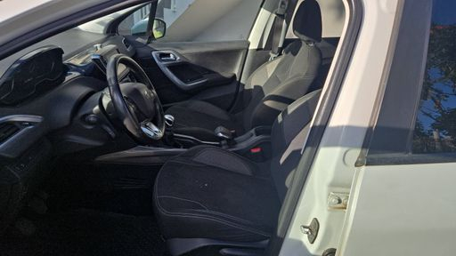 Peugeot 2008 1.2 PureTech 130 - Allure – 2018 – 76560 km – Essence – Boîte Manuelle — photo 21