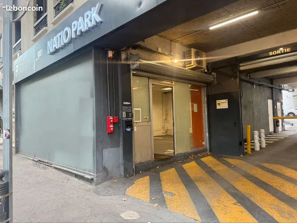RARE - Local commercial 51 m2 au sein d'un parking public