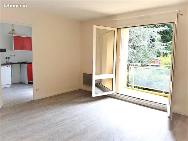 F2 50m², parking + balcon, proximité fac lettres/hôp/ICN