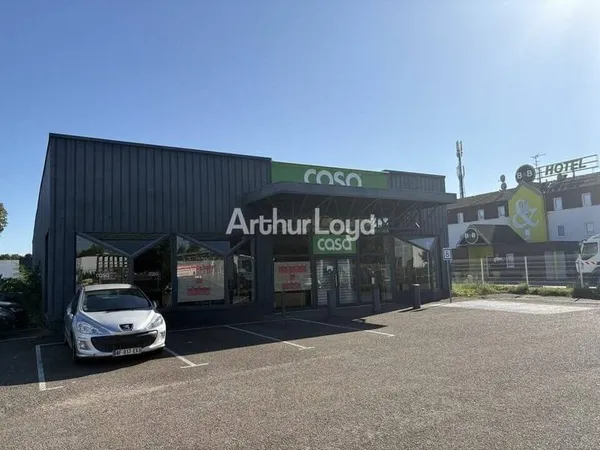 Local commercial 736 m²