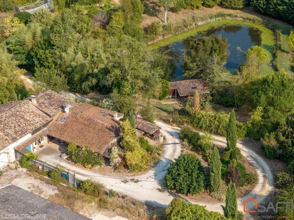 Maison en pierre avec parc et étang