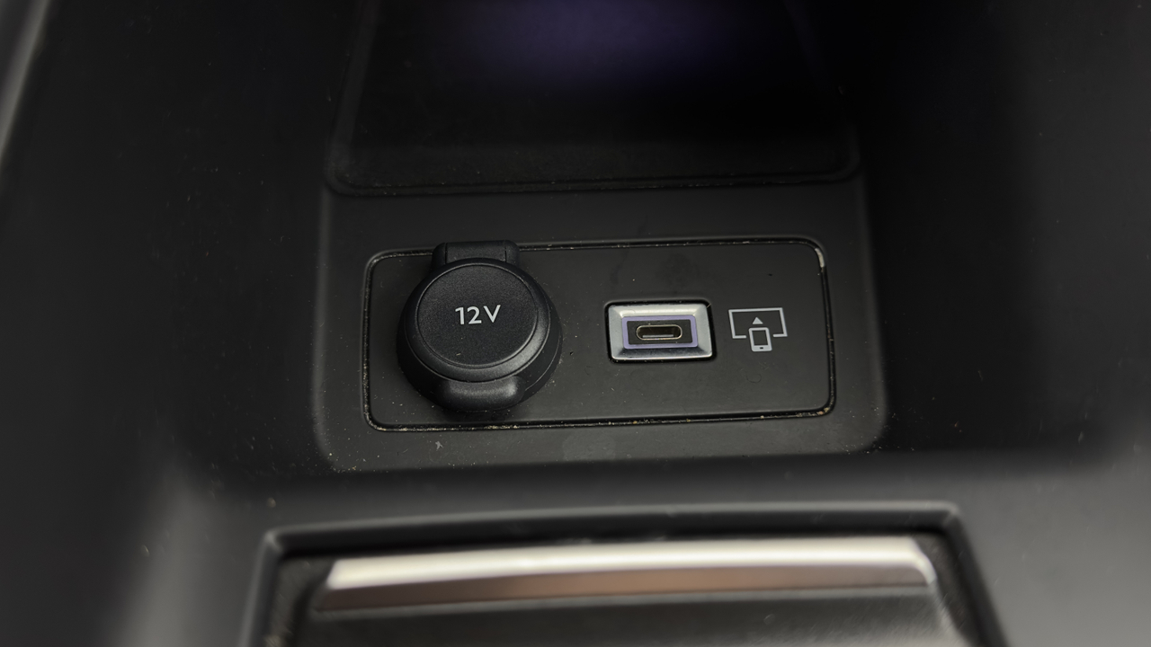 Peugeot 308 SW PHEV 180 e-EAT8 — photo 32