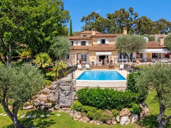 Villa 15 pièces 370 m²
