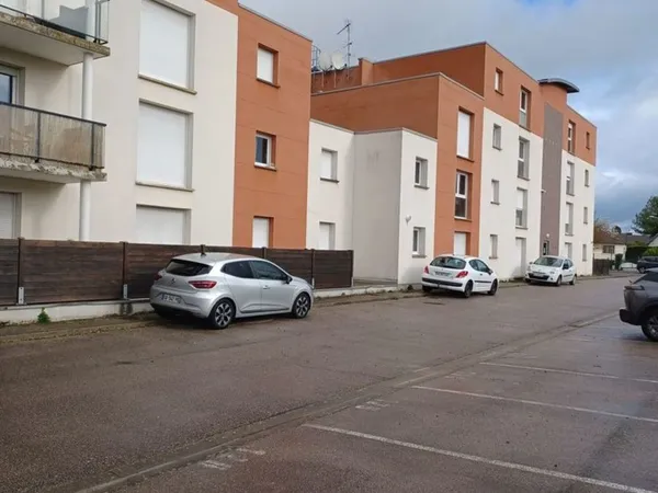 F2 DE 40 M2 AVEC 2 PLACES DE PARKING INT ET EXT .