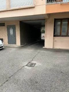 Vends garage en centre-ville (07300)