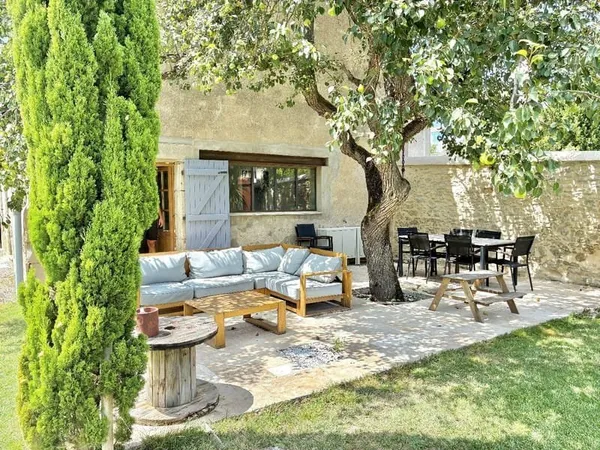 Maison en pierre restaurée avec piscine, jardin, terrasse