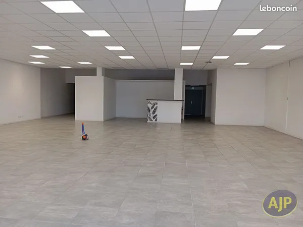 Local 686 m² MONTAIGU VENDEE