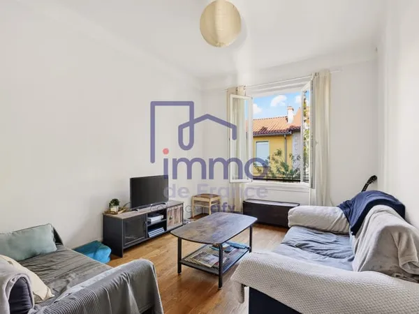 Au calme F2 de 52.50 m² dans petit immeuble ancien.