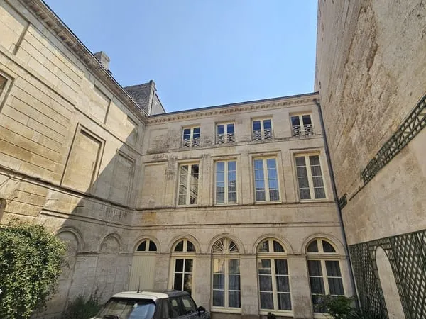 BEL HOTEL PARTICULIER EN PLEIN CENTRE VILLE DE NIORT AVEC PISICI