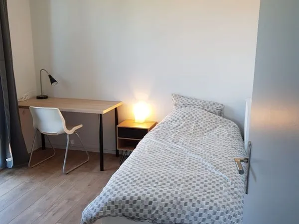 Belle chambre meublée avec douche privative - proche ESSEC / RER A