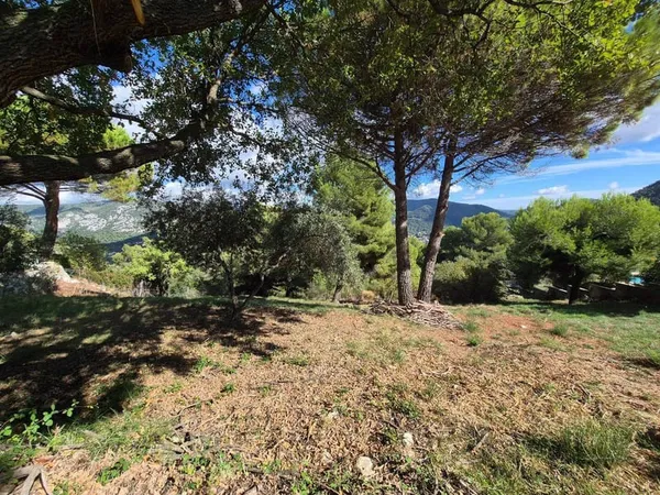 Terrain constructible 835 m²