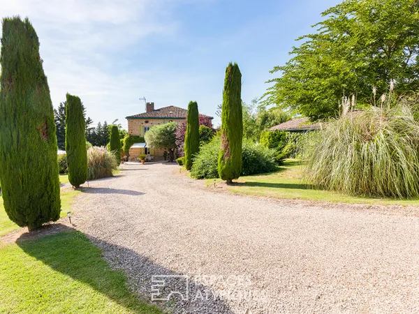 Maison de caractère au coeur d'un parc arboré avec piscine