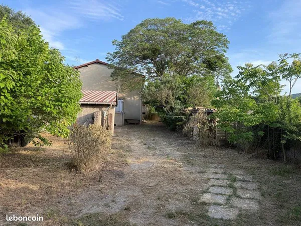 Maison + Dépendances sur terrain de 910 m2