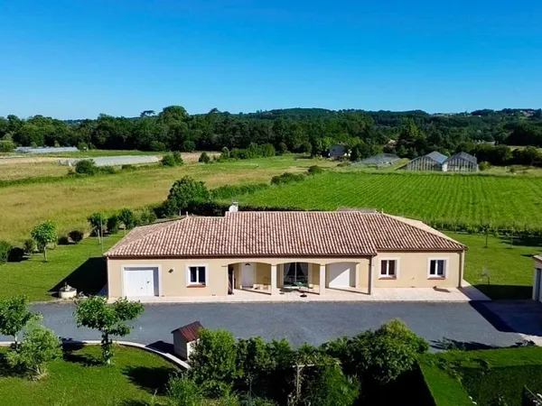 Plain-pied lumineux avec piscine et 5 chambres