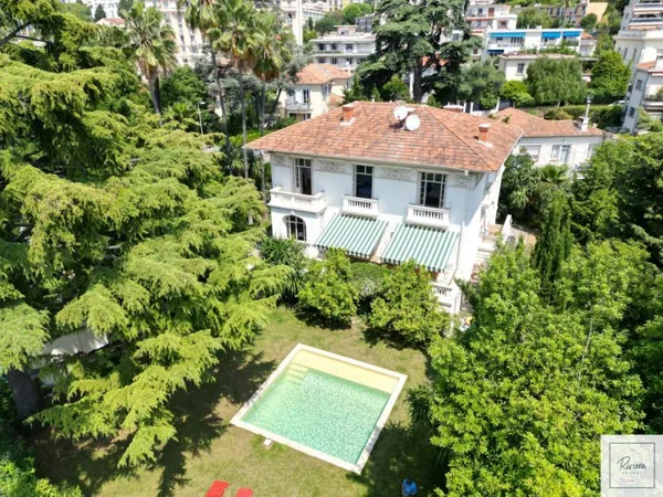PROPRIETE PARC CHAMBRUN 300m² sur 1500m² de terrain avec piscine