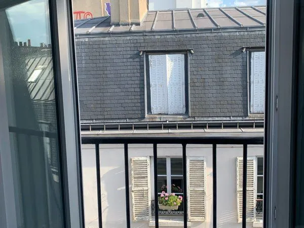 A vendre studette de 11,08 m² Carrez (11,48 m² au sol) au 6e et dernier étage d'un immeuble de stand