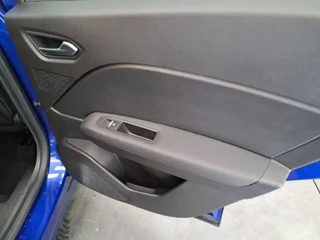 Renault Captur e-tech 145 - 21 — photo 23