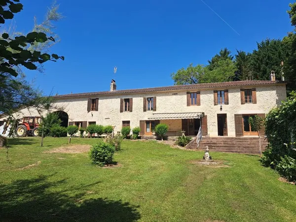Propriété de charme avec 10 hectares de prairie