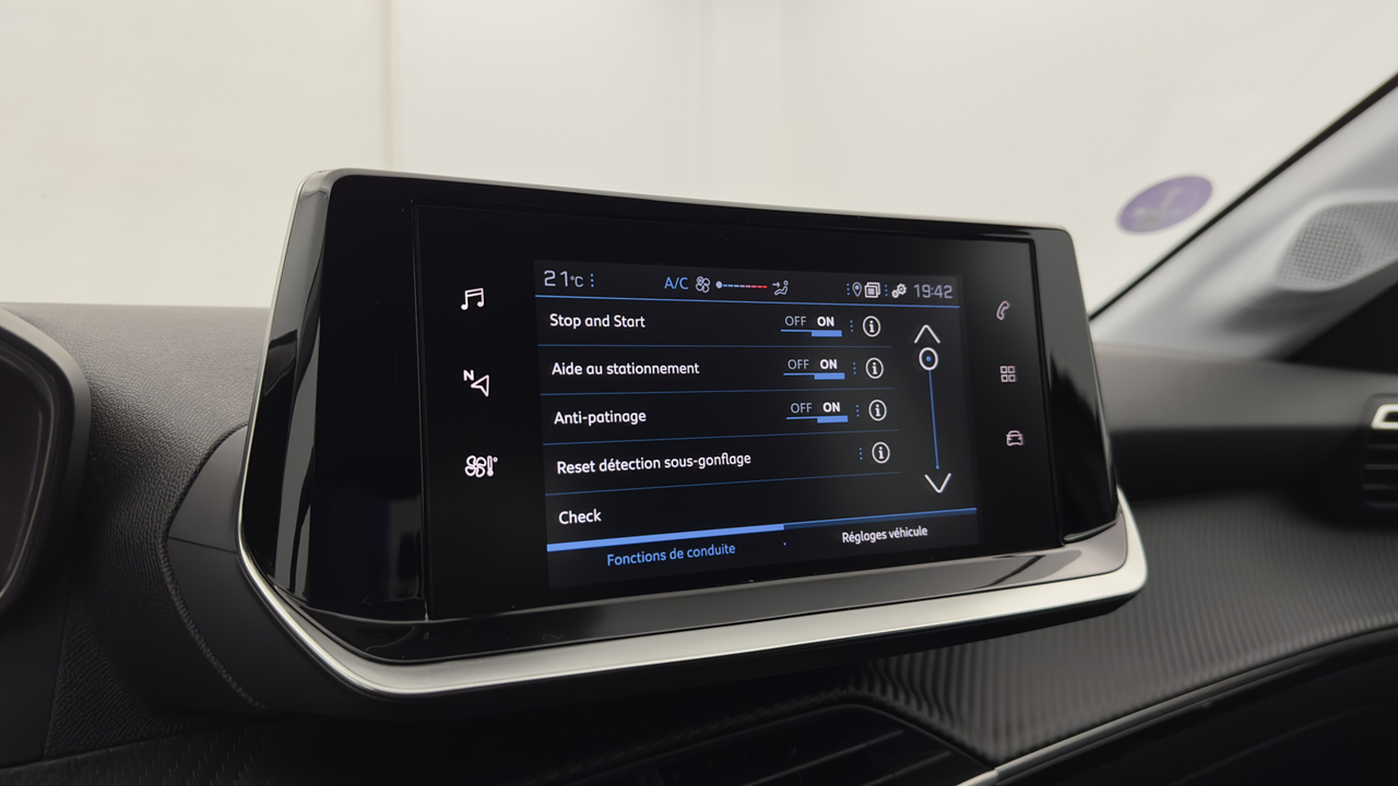 Peugeot 208 PureTech 100 S&amp;S EAT8 — photo 22