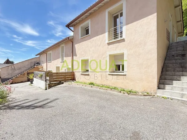 CESSIEU / APPARTEMENT 2 CHAMBRES / BALCON / 2 PARKINGS
