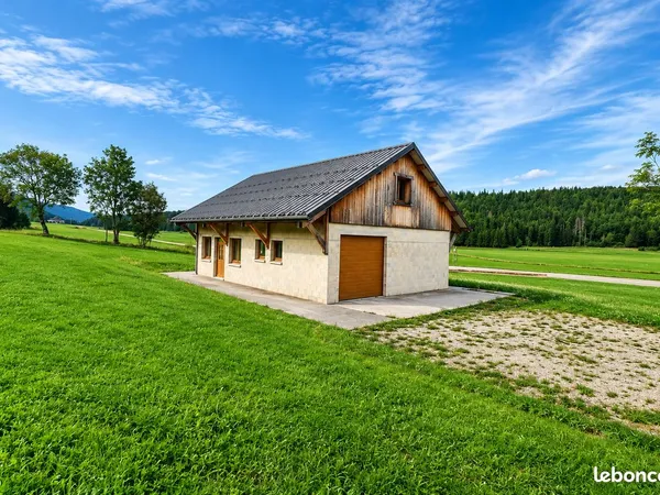 Local 130 m² CHAPELLE DES BOIS