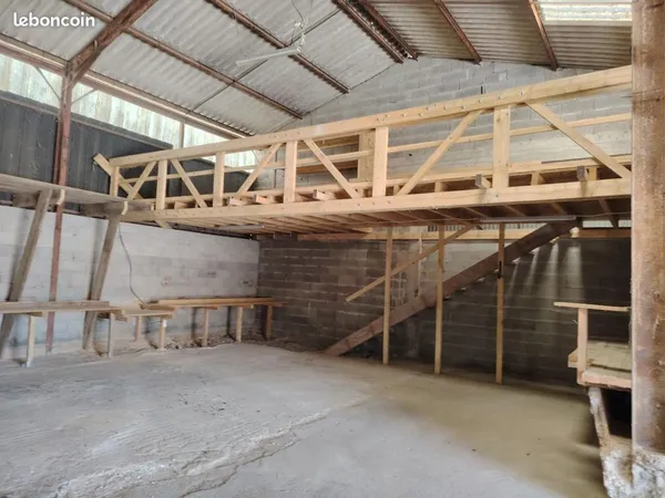 Hangar / bureau à louer