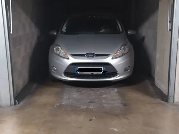 Garage box fermé sécurisé