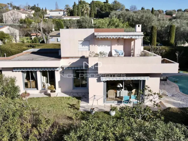 Villa avec piscine dans un quartier résidentiel