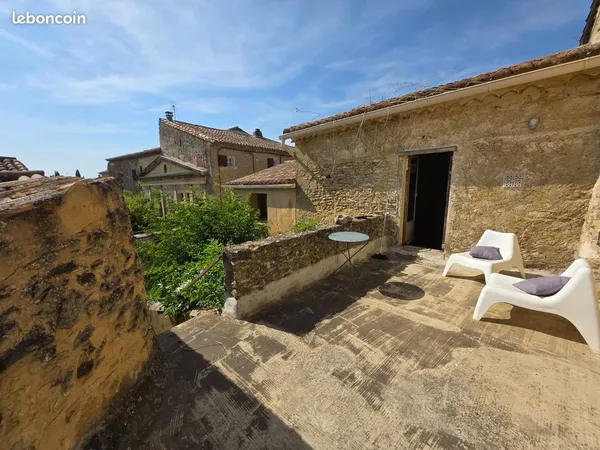 Authentique maison de village en pierre avec cour et terrasses, à deux pas d'Uzès