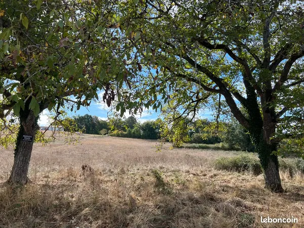 Terrain constructible à le vente dans un superbe environnement
